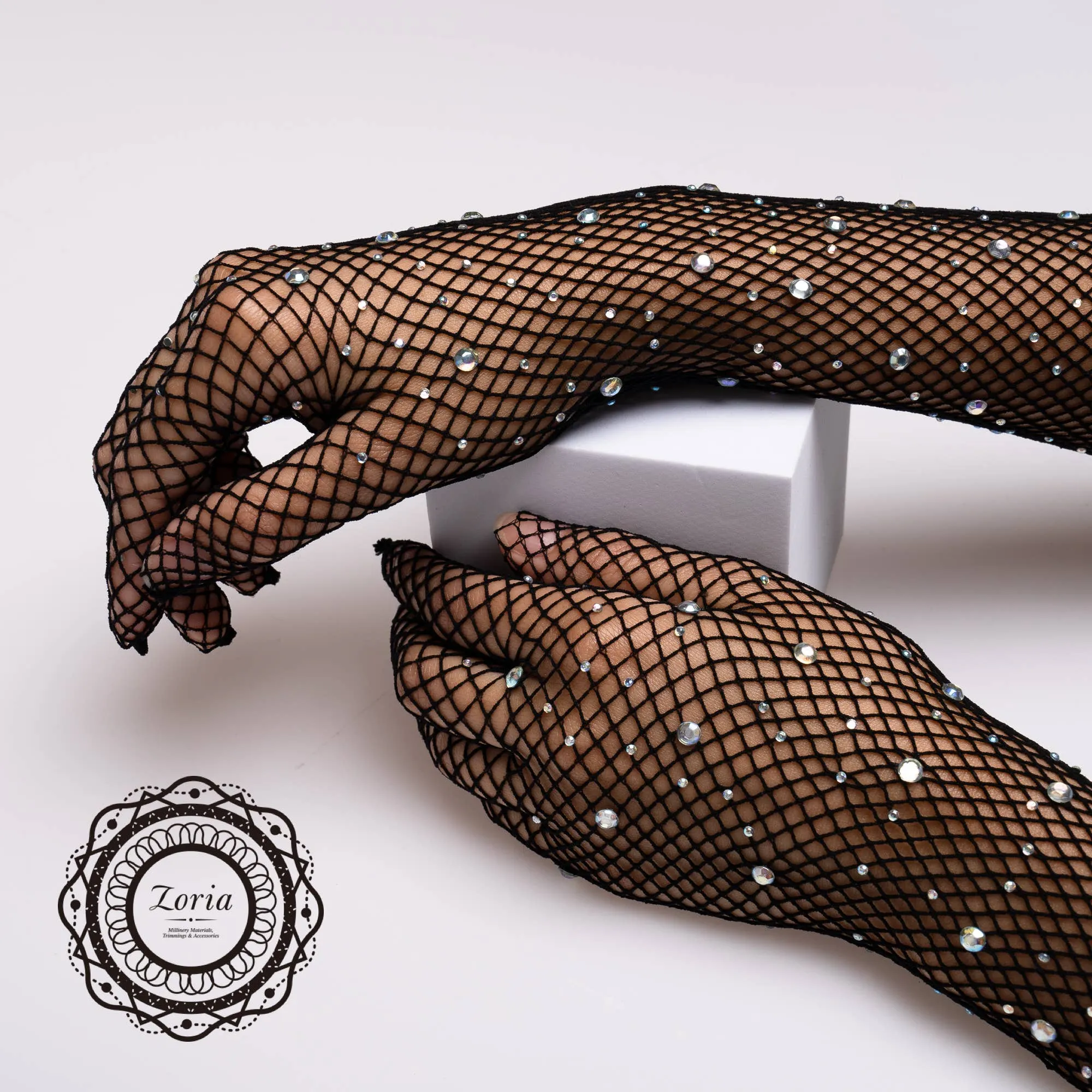 Long sleeve fishnet gloves: Black